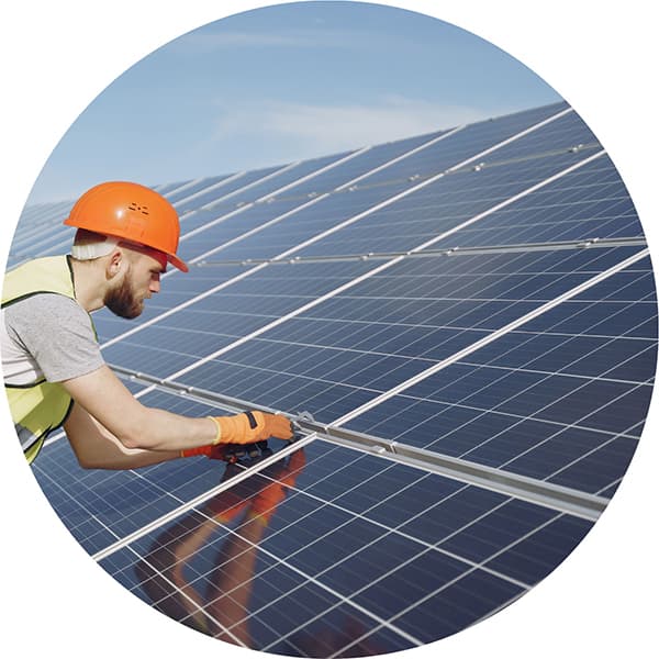 Técnico instalando paneles solares en techo